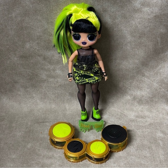 LOL OMG Surprise Remix Rock Band Warning Extra
Neon Green Doll - Picture 2 of 7